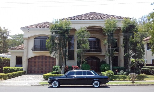 LARGE-MANSION-AND-LIMO-COST-RICA10238d5775af0536.jpg